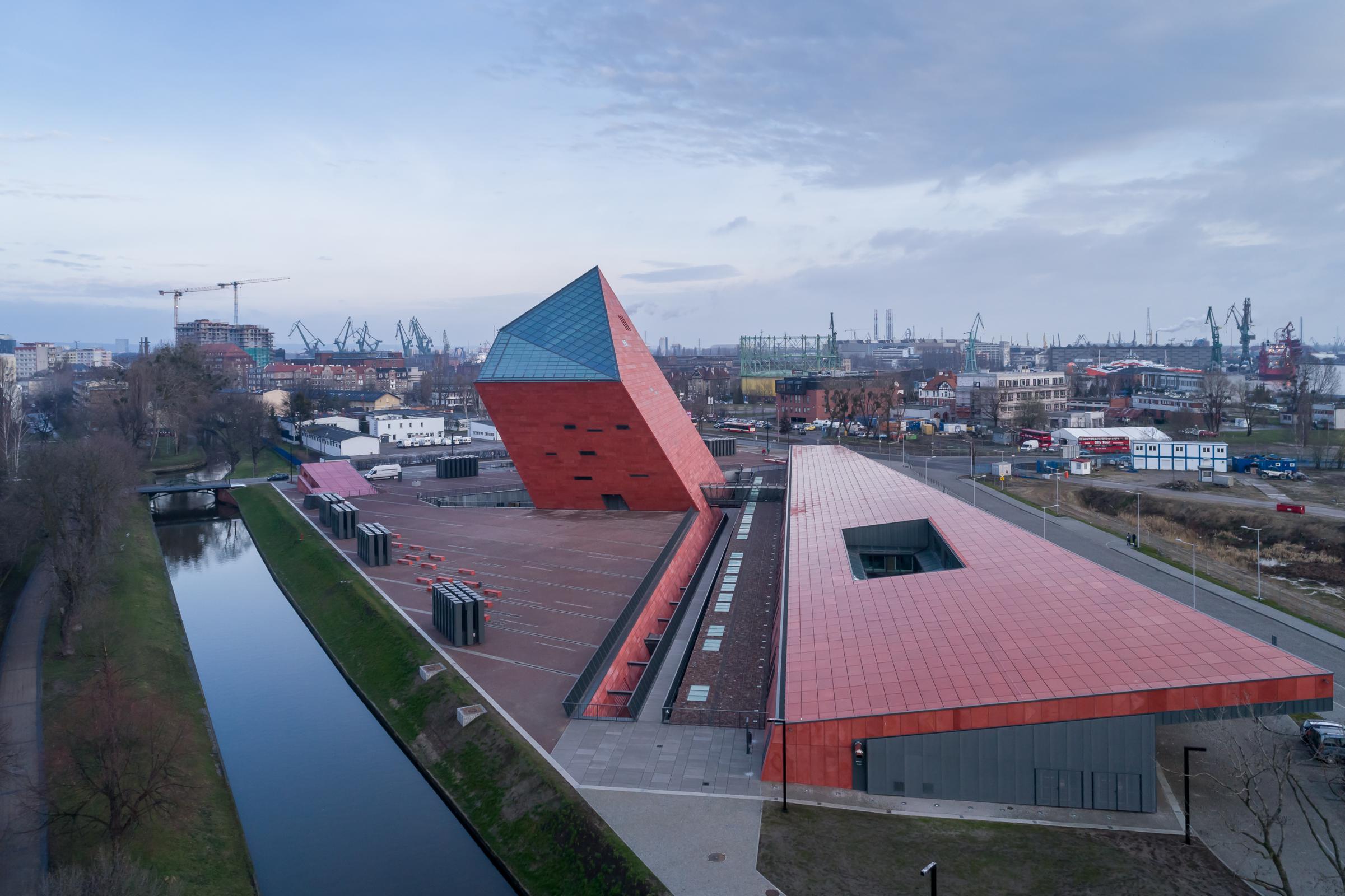 Photograph of Museum of the Second World War, designed by Kwadrat Studio Architektoniczne and located in Gdańsk, Poland